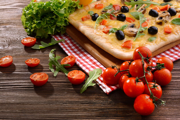 餐厅桌上美味的自制披萨特写镜头奶酪小吃蘑菇