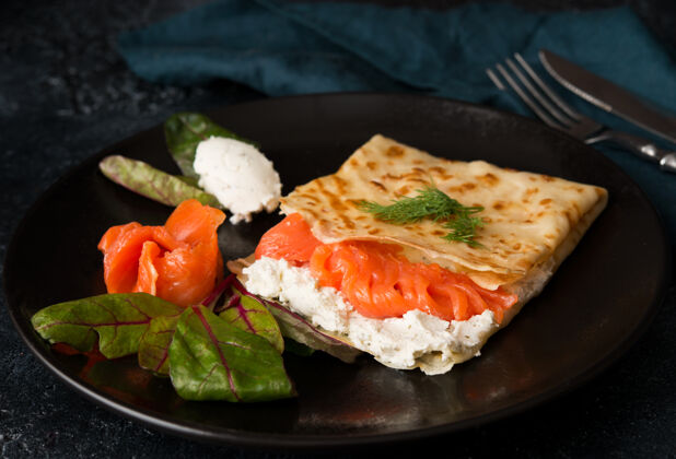美食传统的俄罗斯薄饼馅 红鱼和奶油奶酪 特写鱼煎饼美食