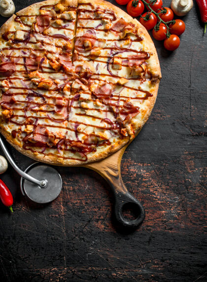 烧烤烤肉披萨 配鸡肉 培根和酱油 放在深色的乡村餐桌上美味香肠鸡肉