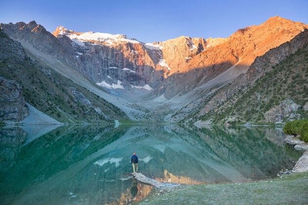 全景美丽宁静的湖泊在芬斯山脉（帕米尔的分支）在塔吉克斯坦人自然湖
