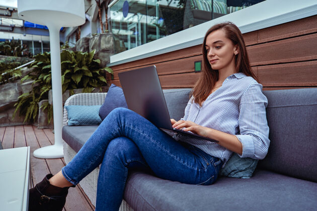 橘园现代休闲聪明的女商人远程在线工作的笔记本电脑博客笔记本电脑自由职业者