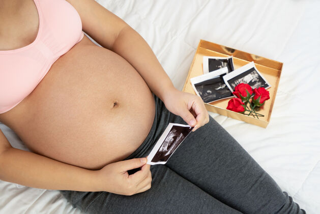 瑜伽怀着宝宝的孕妇快乐产妇护理运动孕妇