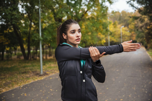 吸引力微笑的年轻健身女孩在公园锻炼身体健身跑步户外