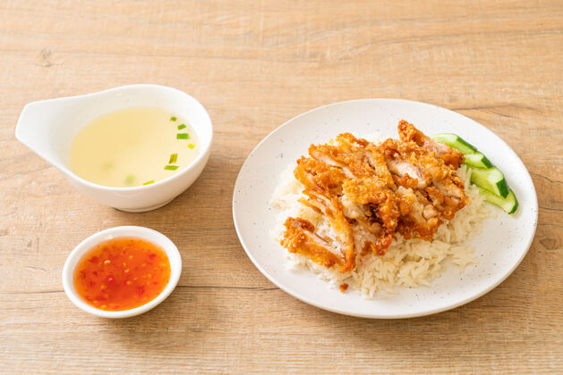 亚洲食品海南鸡饭配炸鸡或米饭蒸鸡汤配炸鸡-亚洲风味美食菜食品