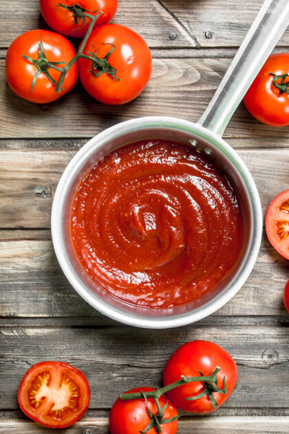 美味把番茄酱和熟番茄放在平底锅里食品番茄蔬菜
