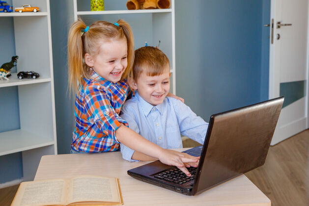 孩子小孩子玩笔记本电脑微笑玩耍兄弟姐妹