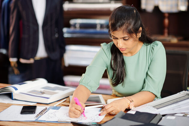 商务富有创意的年轻印度时装设计师为新系列画素描专业职业女裁缝刺绣