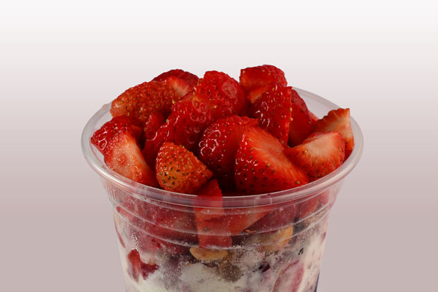 食物阿凯杯草莓顶阿凯与水果和奶粉的玻璃 近距离观察有机营养素食