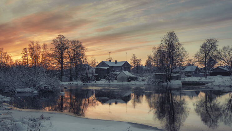 旅游冬天日出时 俄罗斯普里奥泽斯克市武奥克萨河畔的木屋木头公园寒冷