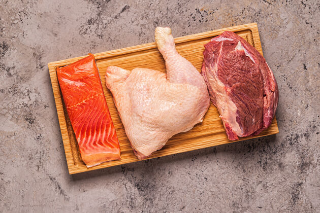牛肉肉 鱼 鸡肉在黑板上 顶视图餐桌食用套餐