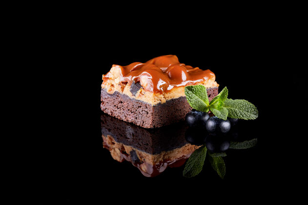 派甜巧克力和坚果甜点在一个黑色的空间烘焙蛋糕制作
