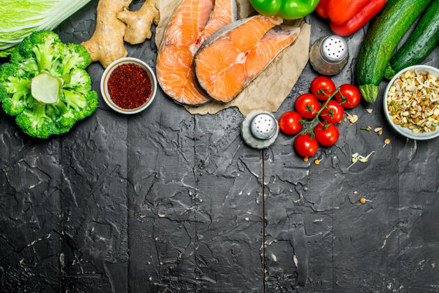 水果健康的食物.鲑鱼黑乡村餐桌上的有机蔬菜和坚果牛排蔬菜油配料