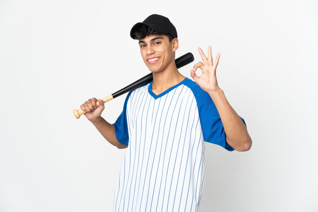 游戏在隔离的白色墙壁上打棒球的人用手指显示ok标志自信运动设备