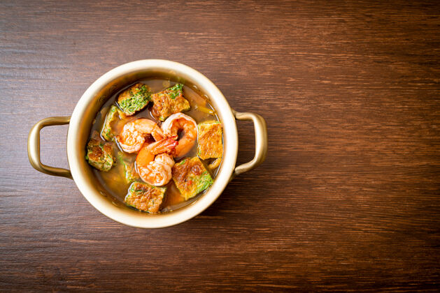 泰国汤酸汤由罗望子酱和虾和蔬菜做成亚洲煎蛋卷美食风格烹饪美食辣