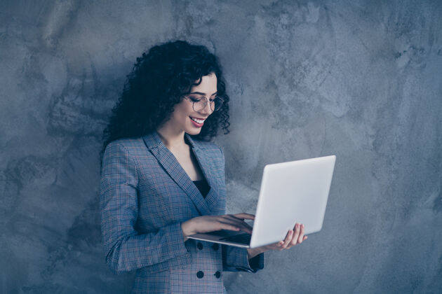 工人商务女士使用数码笔记本电脑隔离在灰色墙壁上的照片女商人浏览工作