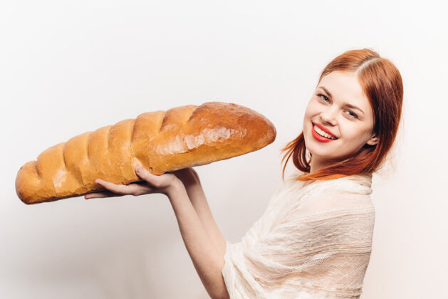 面包师面包面制品面包年轻女子轻墙上的情感持有光圆