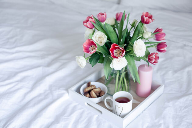 早晨酒店浪漫早餐床花束的花.玫瑰还有郁金香服务好舒适