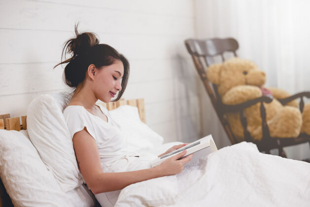 金发躺在床上看书的女人女士舒适小说