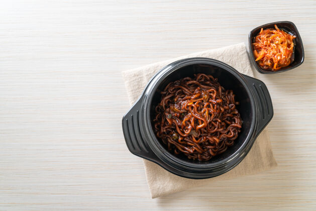 膳食韩国黑意大利面或方便面配烤茶蓉酱油（沙巴盖蒂）韩国风味配料碗拉面