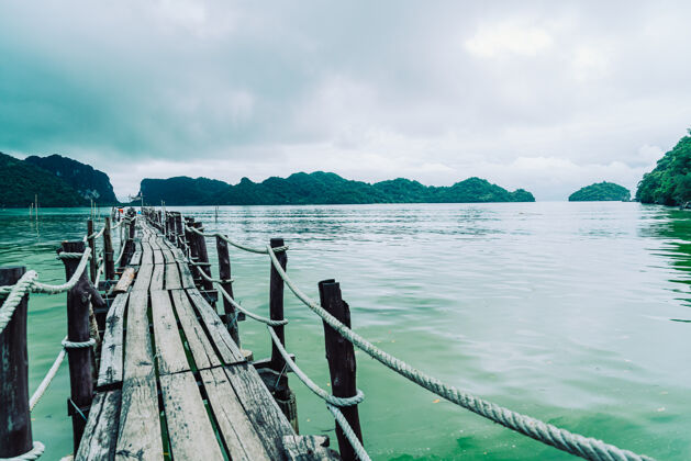 海洋木桥阿塔莱特湾在khanom 中弘寺泰国旅游旅游地标天空海滩树