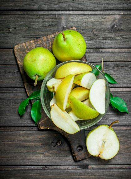 营养成熟的梨放在砧板上的碗里离开开木桌碗饮食美味