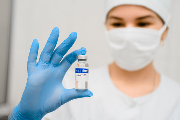 药剂师医生手里拿着一瓶疫苗瓶子护士小瓶