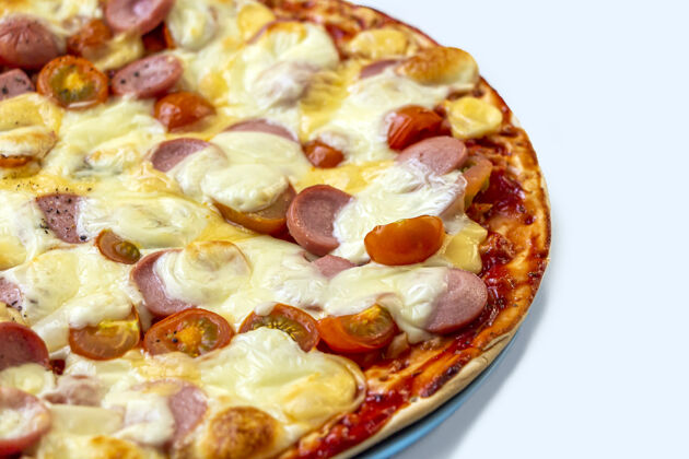 融化新鲜美味的自制披萨 番茄 樱桃 香肠和奶酪特写卡路里马苏里拉餐