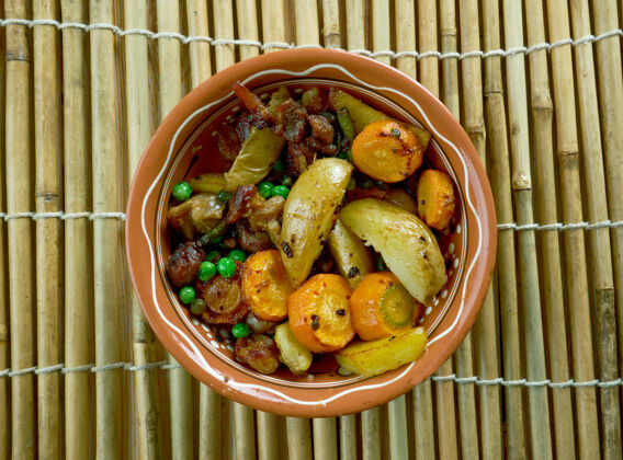 传统班加乌乍得炖羊肉炖一餐胡椒