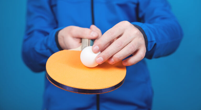游戏一个拿着网球拍和白色塑料球的男人人乒乓球运动
