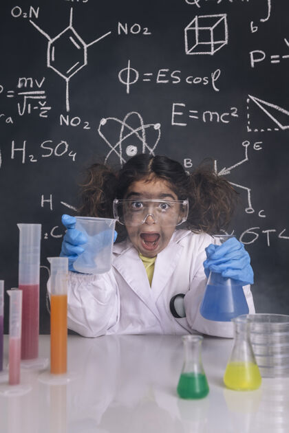 学校疯狂的科学家女孩拿着化学瓶班级大学乐趣