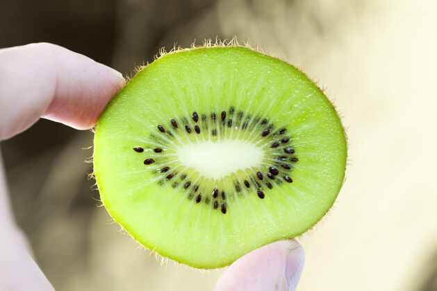 成熟切半个绿色美丽的猕猴桃 特写食品有用芳香切割种子