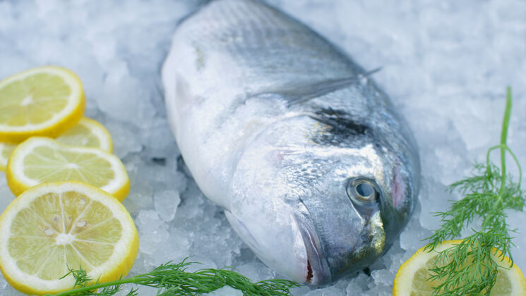 柠檬冰上鲜鲷鱼配柠檬片生的膳食健康