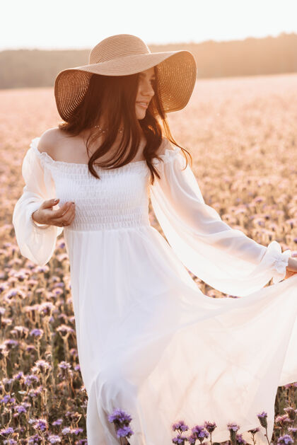 美丽日落时分 一个穿着白裙子的美丽女孩在薰衣草地里开花日落自然