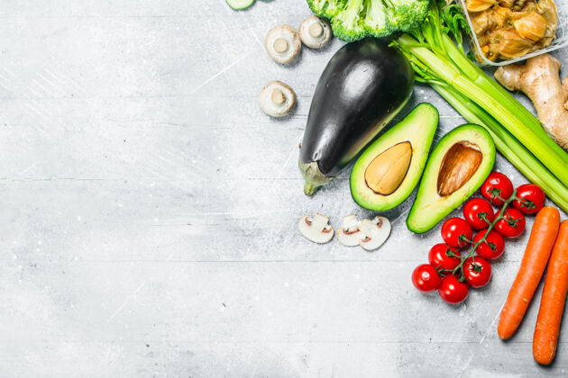 新鲜的健康的食物种类放在木桌上的有机水果和蔬菜蔬菜餐桌芹菜