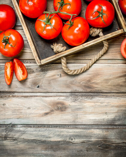 植物成熟的西红柿放在木桌上的托盘上木材整个多汁的