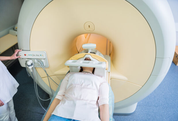 治疗放射科医生为年轻女子做脑部核磁共振检查做准备大脑图像女性