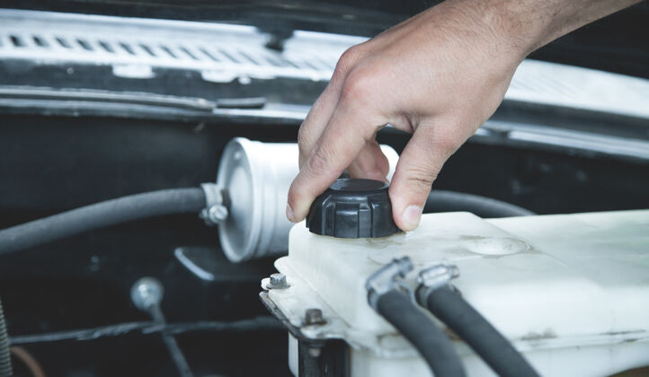 服务手动检查汽车发动机的冷却液液位水系统工作