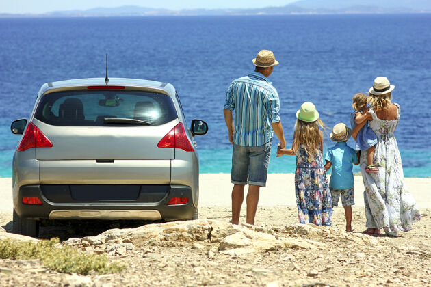 汽车在海边开车的一家人很幸福美丽安全冒险