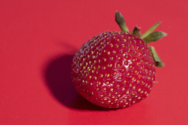健康饮食鲜亮多汁的成熟草莓 红色背景.正面风景 健康食品 素食主义模切美味食物和饮料