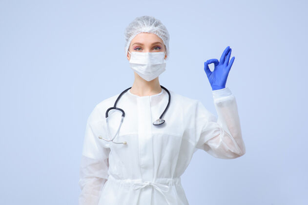 擦洗戴着医疗帽和面罩的女医生或护士的肖像好急诊流行病