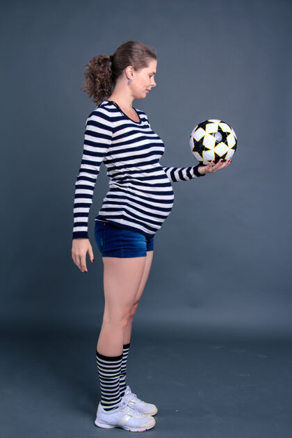 美丽孕妇在玩球活动母性怀孕