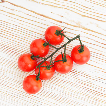 食物成熟的樱桃西红柿在一个白色的木制特写小枝上景观甜西红柿