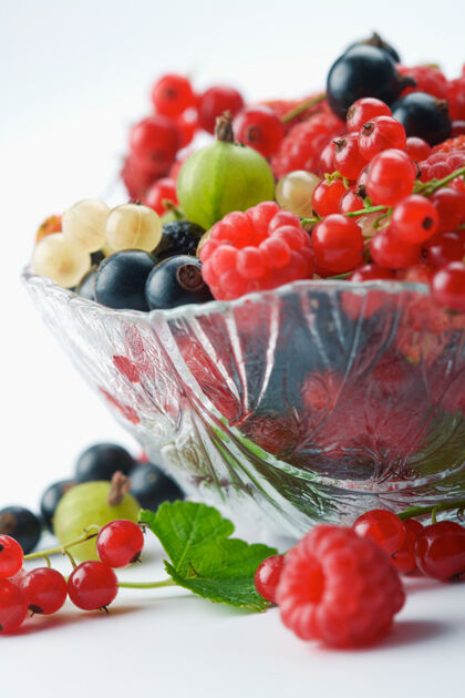 多汁混合夏季浆果在白色水晶碗充分自然草莓
