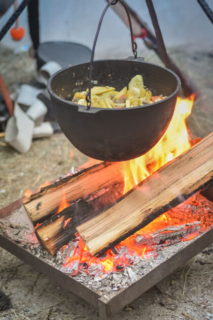 美味在大锅里用火做饭 在火刑柱上准备炖肉美食饭木柴