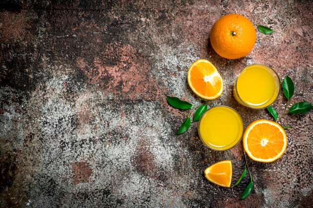 有机一杯鲜橙子里的橙汁新鲜挤压饮料