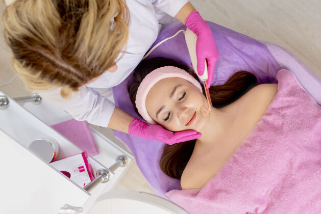 服务在电疗的帮助下 使脸部恢复活力刺激美容师医疗