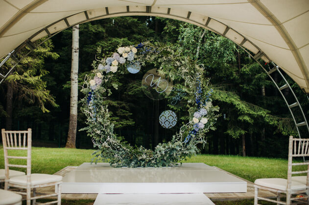 灯光绿色街道上的婚礼草坪装饰用鲜花装饰拱门以庆祝仪式拱门鲜花帐篷