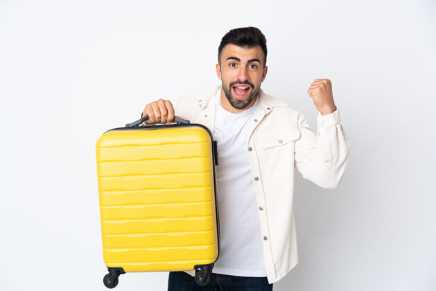 积极一个白人男子带着旅行箱在度假手柄旅游快乐