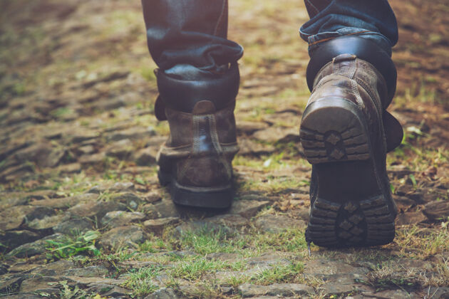 活动在山上或森林里徒步旅行的小径鞋.男还有女性徒步旅行者鞋子是什么穿山靴走林间小路1.目的地体验灵感旅行高峰