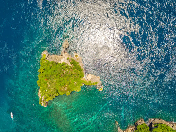 空印度尼西亚很少岩石荒岛丛林摩托艇近空中查看旅游摩托艇航空